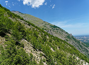 Vista sul fianco orientale di Cima della Stretta, sullo sfondo la cresta del Macirenelle.