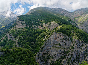 La grande costola montuosa che separa la Val Serviera (sulla sx) dal Macirenelle (a dx).