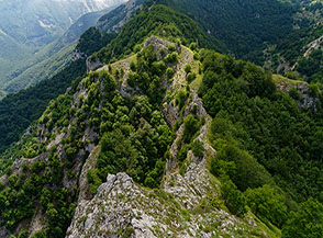 Affaccio sulla ripida e sottile Cresta Ovest di Cima della Stretta.