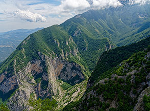 Vista sulla Valle di Santo Spirito e la cresta di Monte Tari da Cima della Stretta.