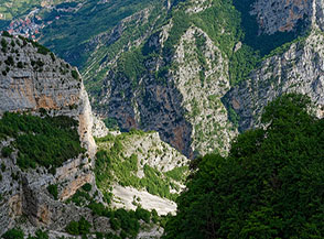 La vista sprofonda verso le Gole di San Martino (nascoste ai nostri occhi).