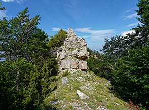 Sperone roccioso di cresta nei pressi del Valico dei Valloni.