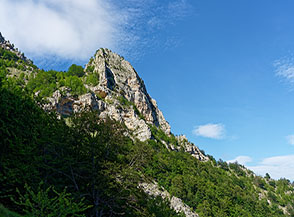 Il Peschio o Pesco, un grosso sperone roccioso che emerge dai boschi sul fianco della Valle di Santo Spirito.