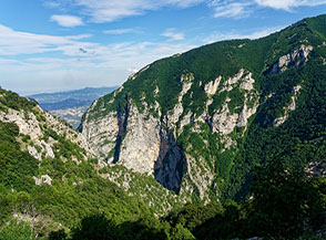 Vista sulle strapiombanti pareti del Monte Tari sulla Valle di Santo Spirito.