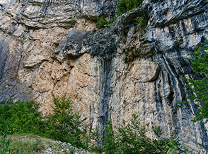 Particolare di una delle pareti di calcare che racchiudono la Valle di Santo Spirito.