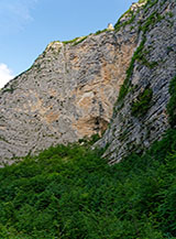 Scorcio dalla Valle di Santo Spirito sulle pareti sotto Monte Tari.