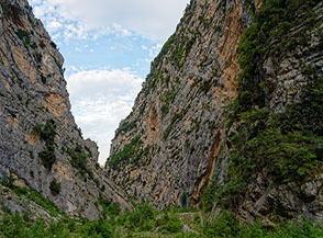 Le pareti che delimitano la Valle di Santo Spirito vanno chiudendosi sopra le Gole di San Martino.
