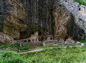 Ruderi del Monastero di San Martino, detto anche il Monastero Sepolto (per molti anni infatti a seguito di una inondazione rimase sepolto sotto i detriti), sovrastati dalle rocce di Pizzo Martino.