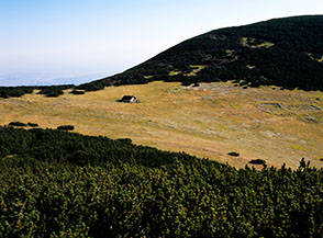 Un nuovo giorno saluta il Rifugio del Martellese sui prati di Monte Ugni.