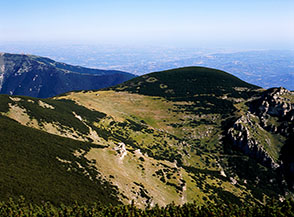 Dalla Cresta del Martellese splendida visione della testata del Fosso la Valle, si distingue il piccolo Rifugio del Martellese e, alle sue spalle, le antenne della Maielletta.