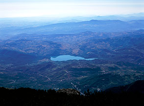 Da una terrazza erbosa pochi metri sotto la cima di Monte Raparo/Forcone un panorama vastissimo si allunga fino al mare (in primo piano il Lago di Casoli).