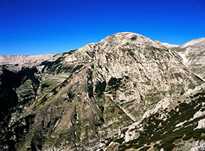 Il Monte Acquaviva si alza possente dalla Valle del Forcone (Versante Nord-Est).