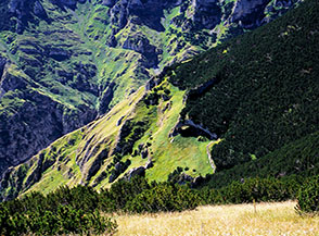 Nascosto sui ripidi pendii prativi che sprofondano nel Fosso la Valle: l&rsquo;Occhio del Diavolo, uno splendido arco naturale non lontano dal Rifugio Ugni.