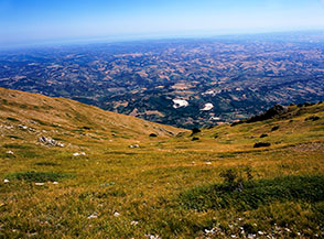 Dai panoramici pendii prativi sotto Colle Strozzi la vista giunge fino al mare.