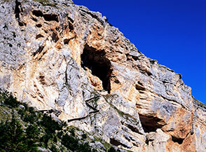 Un grandioso antro sospeso sulla parete &egrave; l&rsquo;ingresso della Grotta del Cavallone nella Valle di Taranta.