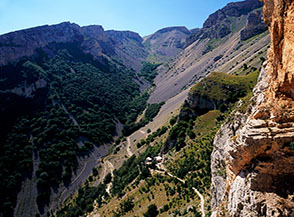 Dalla Grotta del Cavallone vista sulla &ldquo;mastodontica&rdquo; Valle di Taranta (ovviamente solo di una modesta porzione!).