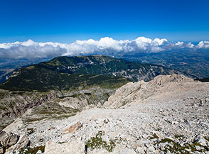 Vista sull&rsquo;arcuata dorsale formata dal Monte Cavallo, Blockhaus e Maielletta.