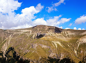 La Sibilla, sfregiata da un&rsquo;orrenda quanto inutile strada, vista da Cima delle Prata.