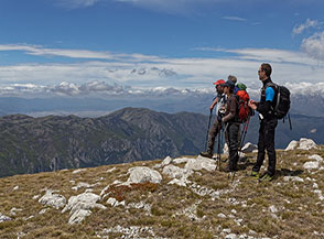 Scrutando il panorama in cima a Monte Rognone.