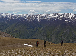 Lungo la Cresta Nord-Ovest del Genzana con la dorsale della Montagna Grande sullo sfondo.