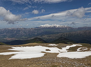 Panorama verso est dal Monte Genzana con la Majella all&rsquo;orizzonte.
