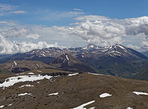 Panorama verso sud dal Genzana con il Monte Greco che emerge all&rsquo;orizzonte.