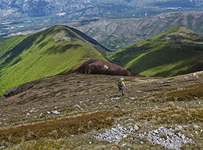 Sulla via di discesa verso la Serra di Colasordo (sullo sfondo a sx).