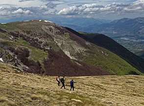 Sulla via di discesa con il Colle di Forca Ristoppia sullo sfondo.
