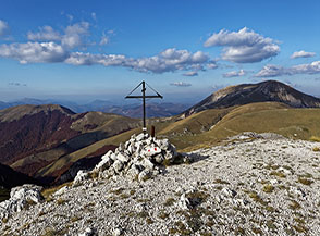 Il piccolo crocefisso stilizzato in cima al Monte i Porcini.