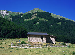 Il Rifugio Fioretti nella Val Chiarino, sullo sfondo il Morrone.
