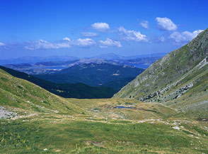 Area delle Solagne in Alta Val Chiarino, mentre sullo sfondo s&rsquo;intravede il Lago di Campotosto.