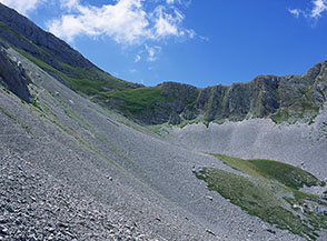 I pendii di ghiaie sotto Sella Malecoste.