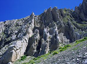 &ldquo;Le Fiamme di Falasca&rdquo; (le suggestive formazioni rocciose nei pressi della Forcella Falasca, lungo la cresta che divide la Val Chiarino dalla Valle Venacquaro).