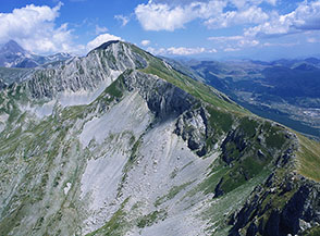 Il circo glaciale racchiuso dalla Cresta Est del Pizzo di Camarda.
