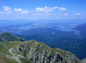 Il Lago di Campotosto visto dalla cima del Pizzo di Camarda.