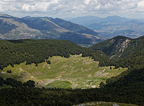 Dalla Cima di Lago Vivo vista sulla conca che ospita il Lago Vivo (ridotto ad uno stagno visibile sulla sx).