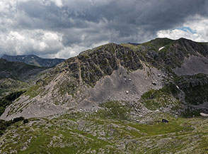 Vista sulla Cresta Nord-Est del Monte Tartaro, sotto di noi la conca carsica di Guadarola.