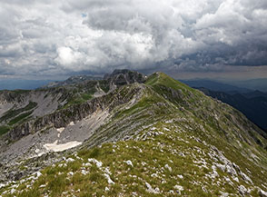 La cresta sommitale della catena verso il Monte Tartaro e la Meta.