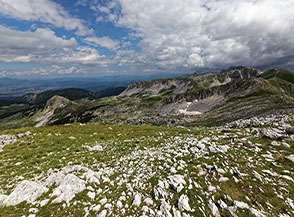 Panorama verso sud-est dalla cima del Monte Altare.
