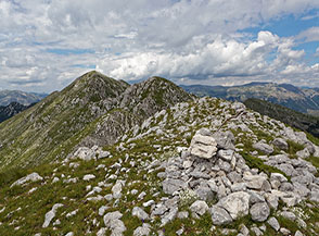 Dalla cima dell&rsquo;Altare vista verso le cime dell&rsquo;Innominata (Anticima Sud del Petroso) e del Monte Petroso.