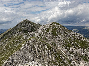 L&rsquo;Anticima Sud del Petroso o Innominata (in primo piano) e il Monte Petroso ripresi dall&rsquo;Altare.