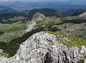 Vista verso Cima di Lago Vivo (al centro sullo sfondo) dal Monte Altare.