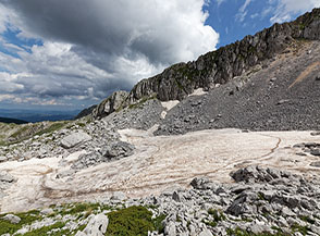 Il grosso nevaio che staziona a lungo nel piccolo circo glaciale ai piedi di Cima di Valle Lunga.
