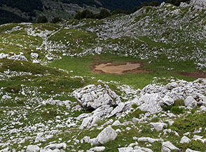 Sul versante orientale del Monte Altare calando verso Valle Cupella.