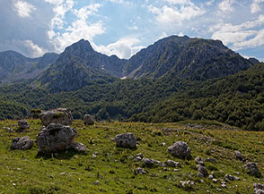 Controluce sui prati della Valle Cupella verso le cime dell&rsquo;Innominata e del Monte Petroso.