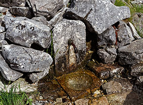La Fonte degli Uccelli presso il Lago Vivo.