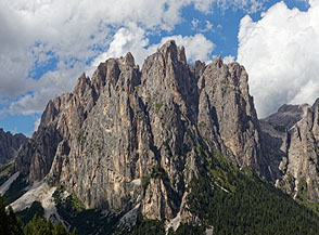 Lo spettacolare massiccio che domina il centro della Valle del Vajolet, formato dalla Pala di Mesd&igrave;, il Gran Cront ed il Cront di Mezzo.