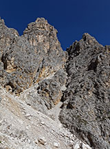 Canalone detritico lungo la Ferrata Schuster sul versante orientale del Sassopiatto.