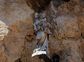 La piccola Madonnina di legno al termine dei tratti attrezzati della Via Ferrata Schuster.