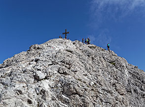 In vista della croce di vetta della Cima di Mezzo del Sassopiatto.